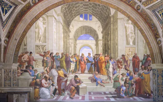 Bích hoạ Trường học Athens của Raphael, Plato chỉ tay lên trời và Aristotle đưa tay xuống đất ở chính giữa một sảnh vòm, quanh hai người là các nhà tư tưởng cổ đại đang tranh luận, đọc và viết